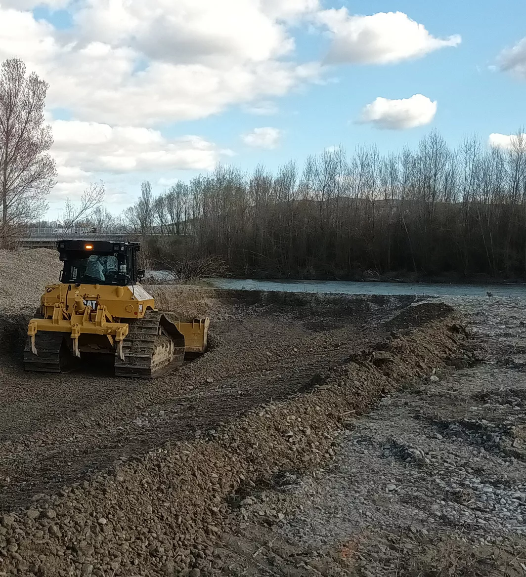 Travaux d’entretien dans le lit de la rivière Drôme avec une pelle mécanique déplaçant un atterrissement