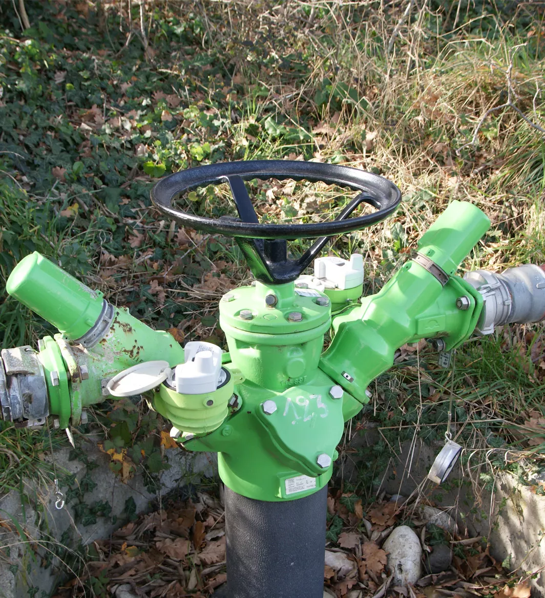 Vanne d’irrigation agricole installée en bordure de parcelle, illustrant un point de prélèvement d’eau dans la vallée de la Drôme.