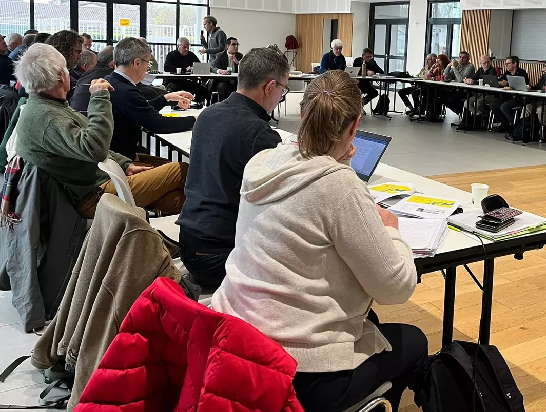 Réunion plénière de la Commission locale de l’eau avec une trentaine de participants réunis autour de tables en U dans une salle communale.