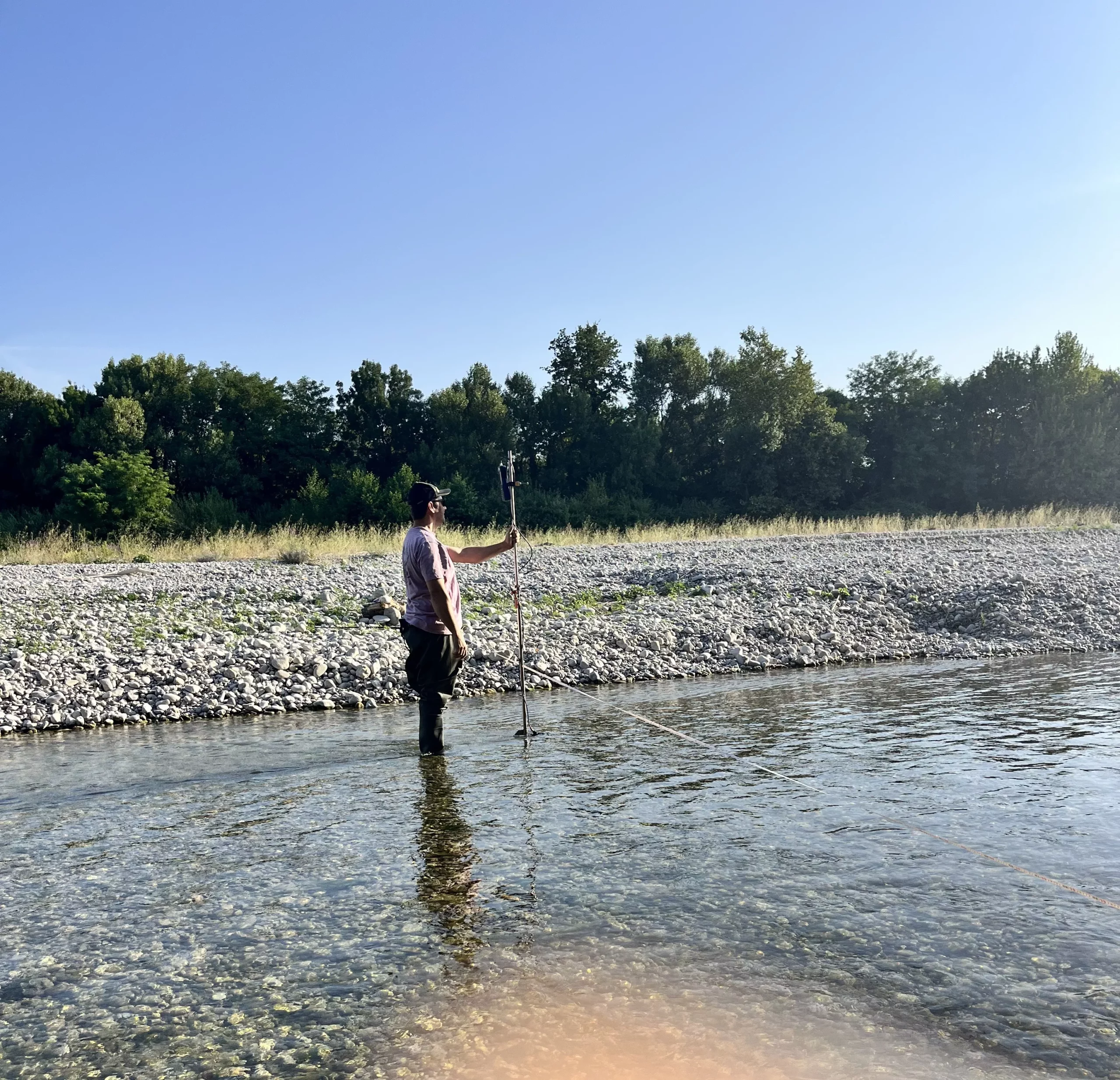 Prise de mesure dans le lit de la rivière Drôme